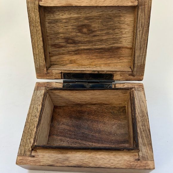 Hand-carved wooden box, can use for storing small items like jewelry - Picture 2 of 5